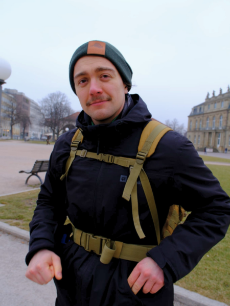 Heini mit Wanderausrüstung auf dem Weg nach Amsterdam für EB-Awareness