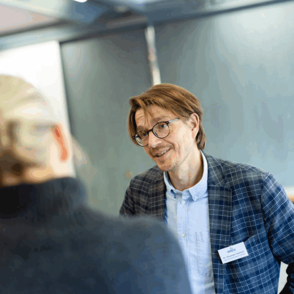 Dr. Alexander Nyström referiert beim DEBRA Deutschland-Jahrestreffen 2025 in Rotenburg an der Fulda
