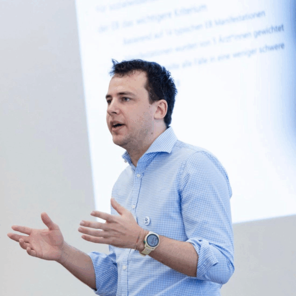 Vinzenz Hübl referiert beim DEBRA Deutschland-Jahrestreffen 2025 in Rotenburg an der Fulda