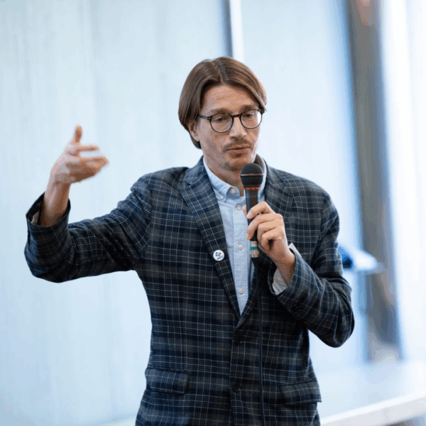 Dr. Alexander Nyström referiert beim DEBRA Deutschland-Jahrestreffen 2025 in Rotenburg an der Fulda