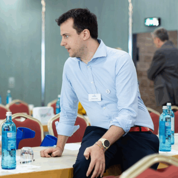 Vinzenz Hübl referiert beim DEBRA Deutschland-Jahrestreffen 2025 in Rotenburg an der Fulda